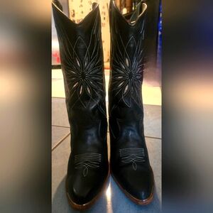 Pre-Owned women's black leather sz. 5.5 Dingo Boots
